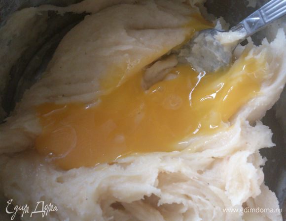 По одному добавить яйца, хорошо вымешивая.