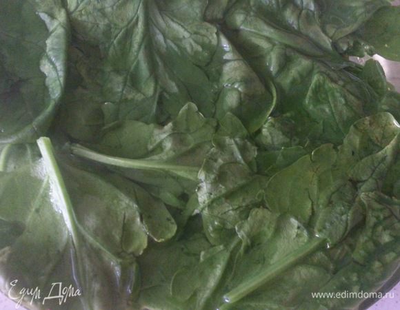 Шпинат промыть и залить кипятком на 5 минут. Воду слить и пробить блендером до состояния пюре.