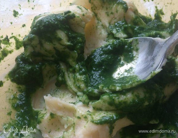 Половину теста смешать с пюре из шпината.