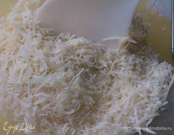 Во вторую половину теста добавить натертый сыр.