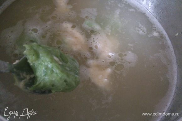 Бульон процедить и довести до кипения. Чередуя тесто, ложкой выкладывать в бульон клецки. Варить суп до тех пор, пока клецки не всплывут.