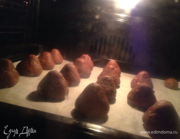 Выпекать печенье 15-20 минут при температуре 180 градусов.