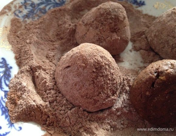 Просеять в миску сахарную пудру и какао,теплое печенье хорошо обвалять в этой смеси......