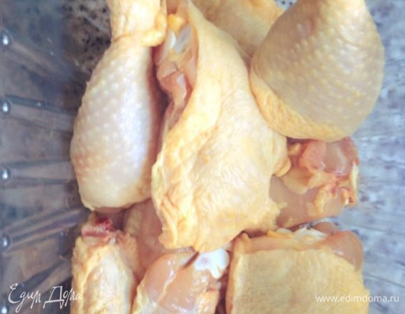 Разделить курицу на части.