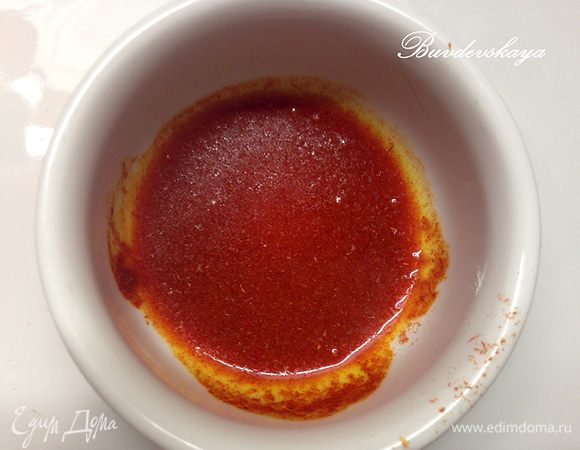 Растереть в ступке шафран до состояния пудры  и залить столовой ложкой воды.