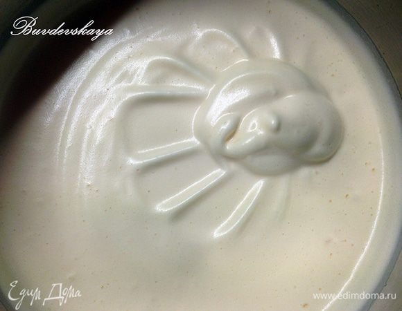 В чаше миксера взбить яйца с сахарным песком, ванильным сахаром  и солью. Добавить шафран с водой. Взбивать примерно 10 минут на высокой скорости  до образования пушистой белой пены. 