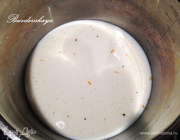 Готовим заварной крем. В кастрюлю с толстым дном налить молоко, добавить семена ванили вместе со стручком и мелко натертую цедру половины лимона, перемешать  и поставить на огонь,  до вести до кипения и снять с плиты. 
