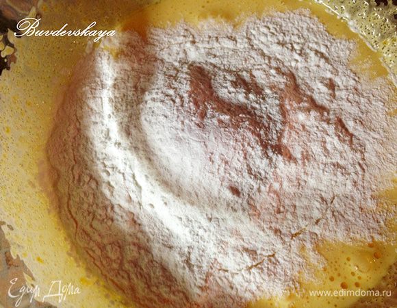 В это время растереть желтки вместе с сахарным песком до бела, добавить крахмал и тщательно размешать.
