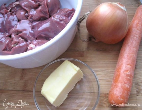 Морковь и лук почистить.