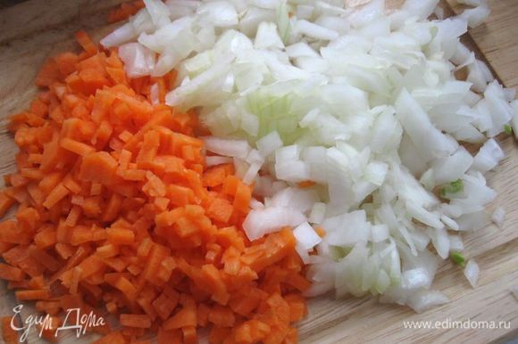 Порезать мелко морковь и лук.