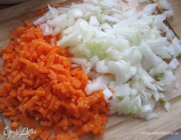 Порезать мелко морковь и лук. 
