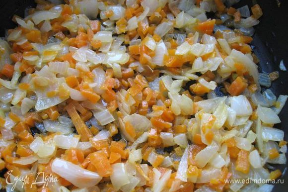 Обжарить морковь и лук до прозрачности лука (не пережарьте) на 30 г сливочного масла.