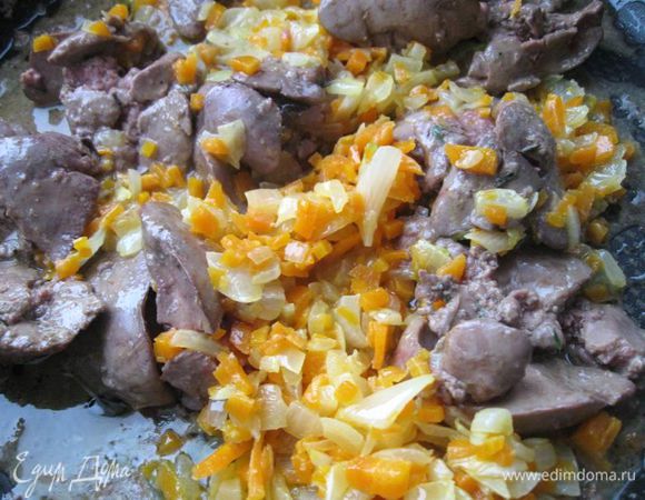 Слить молоко с печени с помощью дуршлага. Разогреть сковородку, положить на нее 30 г сливочного масла, печень, потушить пару минут. Добавить морковь и лук, посолить, поперчить (можно перец размять в ступке до среднего измельчения), листья тимьяна немного помять в ладонях и положить в смесь.