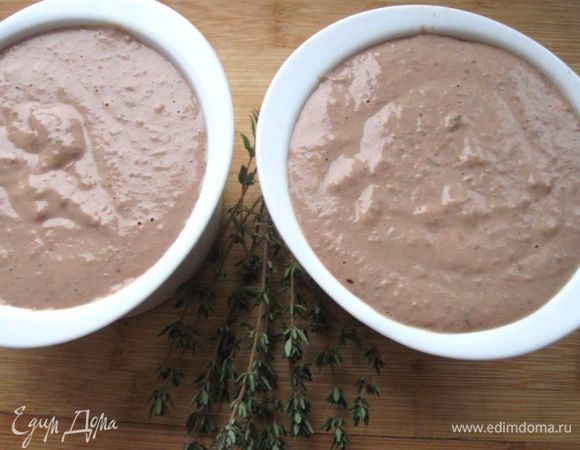 Формочки смазать маслом ( 5 г). Духовку разогреть до 180 градусов. В термостойкую емкость налить горячую воду, поставить в нее формочки с печенью. Через 35 минут духовку выключить.

