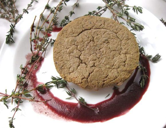 Приготовить винный соус. Вино уварить в 4 - 5 раз, добавить в него 15 г холодного сливочного масла, соль, перец. Декорировать блюдо соусом, веточкой тимьяна.