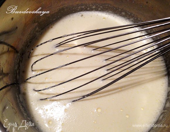 Постепенно влить через мелкое сито молоко (чтобы отделить стручки ванили и цедру) в желтки, тщательно перемешать и вернуть смесь обратно в кастрюлю. Поставить кастрюлю на огонь и постоянно помешивая венчиком, довести крем до загустения. Снять крем с огня, накрыть пищевой пленкой так, чтобы она касалась самого крема  и полностью остудить.