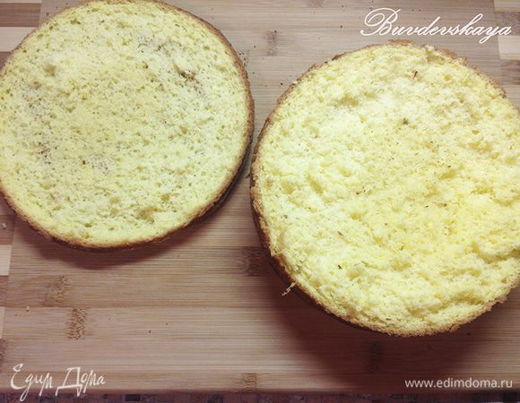 С готового бисквита срезать длинным ножом «крышечку» толщиной примерно 1 см и отложить в сторону.
