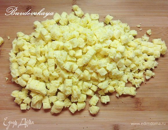 Сердцевину бисквита нарезать тонкими полосками, а затем мелкими кубиками.