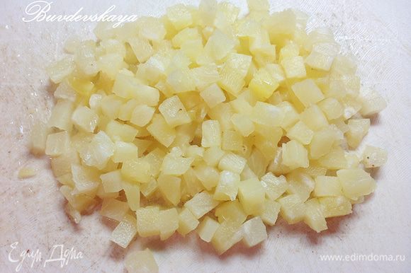 Компот с ананасами процедить через сито: сок оставить, а ананас нарезать мелкими кубиками.