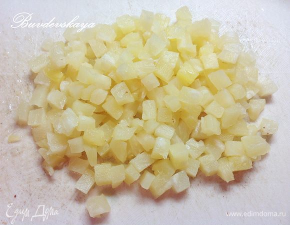 Компот с ананасами процедить через сито: сок оставить, а ананас нарезать мелкими кубиками.