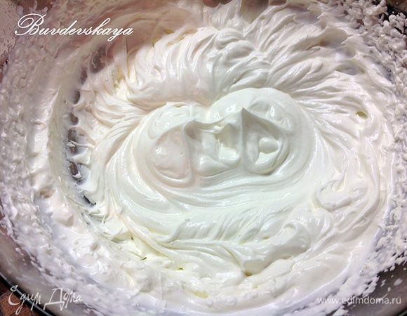 Пустую миску поставить в морозилку минут на 10-15. Достать миску, налить в нее холодные сливки и начать взбивать миксером. Когда сливки превратятся в пену, постепенно добавить сахарную пудру и продолжать взбивать до густоты сливок.
