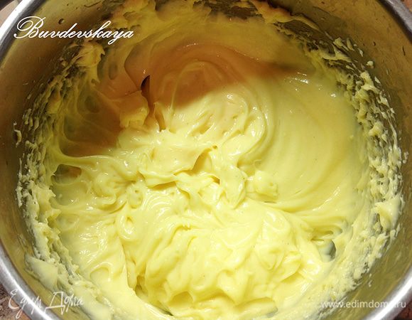 В заварной крем добавить 100 мл ананасового сока (из компота) и взбить миксером до однородности, чтобы не было комочков.