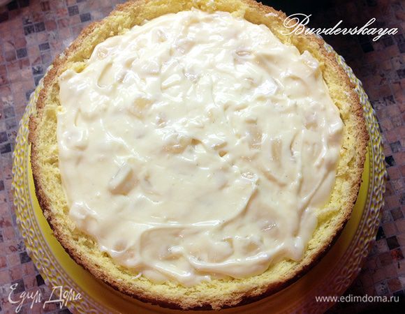 В оставшийся сок от компота добавить ароматизатор «ром» и немного пропитать бисквитную основу торта и «крышечку».  Выложить сверху крем с ананасами, разровнять, накрыть крышечкой.
