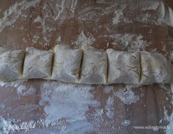 Отвариваем в подсоленной воде картошку в мундире, очищаем, разминаем в пюре, добавляем муку, яйцо, соль, перец. Замешиваем мягкое картофельное тесто.На доску присыпаем муку,вымешиваем колбаску (что бы тесто не липло, руки можно смазывать маслом) разрезаем на порции.