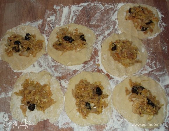 Каждый кусочек теста придавливаем ладошкой, чтобы получилась лепёшка, выкладываем начинку.