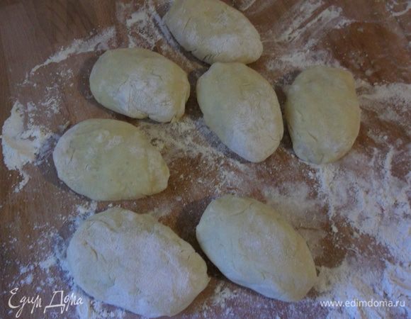 Защипываем с краёв и формуем пирожки.