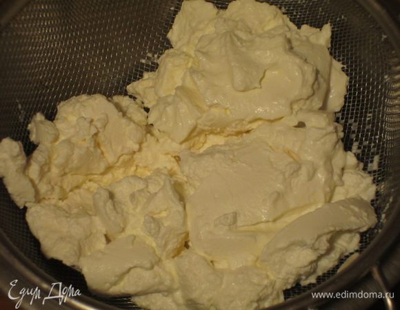 Рикотту откинуть на дуршлаг на 30 минут.