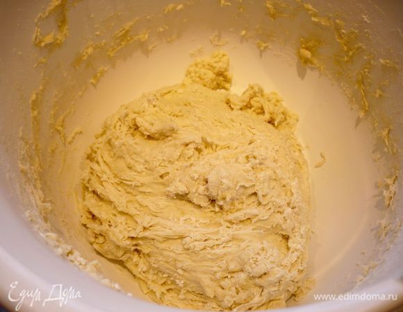 Сначала приготовим тесто. 390 г муки разотрем в крошку с оливковым маслом и солью, добавим воду, перемешаем, тесто еще липнем к рукам.