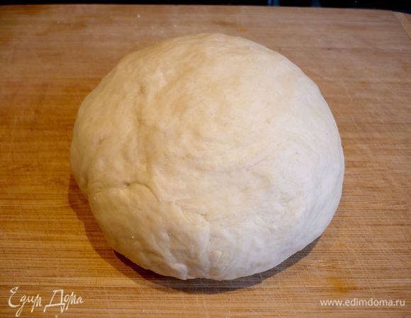 Теперь добавим постепенно еще 100 г муки, вымесим тесто до мягкого эластичного состояния, к рукам оно липнуть перестанет.