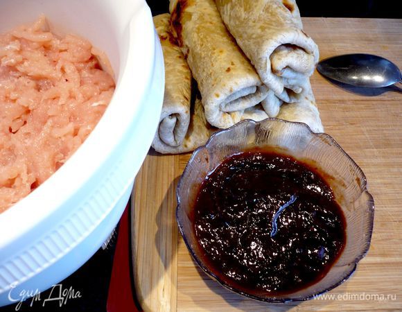 Тем временем делаем фарш из куриных грудок. Джем смешиваем с соком лимона, добавляем горчицу, соль и перец по вкусу. Перемешиваем. Добавляем в фарш крошку, джем, натертый на терке чеснок, соль и перец. Ставим в холод. На фото у меня уже можно увидеть лепешки, просто я готовила их еще до подготовки фарша, но та последовательность действий, которую я указываю сейчас, гораздо удобнее.