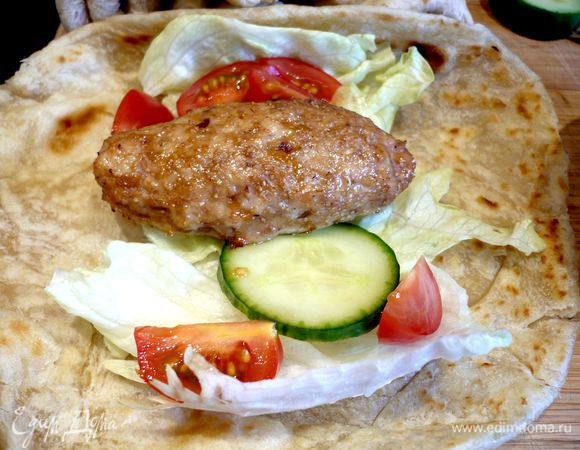 Духовку разогреваем до 180 градусов с конвекцией. Из фарша формируем колбаски и выкладываем их на пергамент. Выпекаем в духовке 5 минут с конвекцией, затем достаем их, температуру увеличиваем до 200 градусов без конвекции, смазываем колбаски оливковым маслом и ставим их снова в духовку. Оставляем их в выключенной духовке минут на 20. 