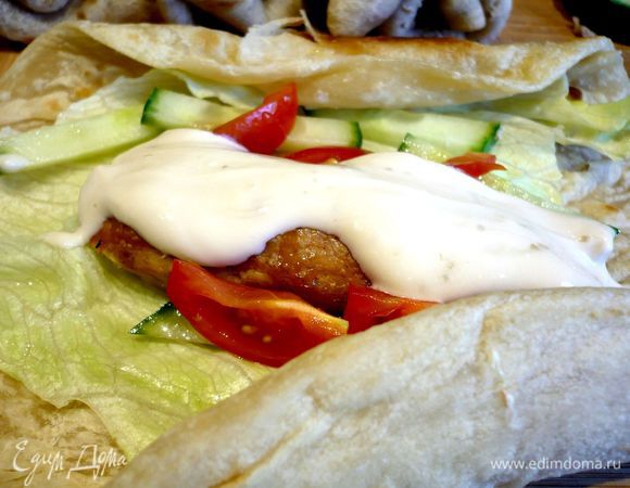 Для соуса смешиваем сметану с бальзамиком, солим и перчим. На лепешку выкладываем лист салата, сверху разрезанную вдоль колбаску, порезанный полосками огурец и дольками помидор с авокадо. Поливаем соусом. Сворачиваем лепешку, завернув внутрь боковые края. Прижимаем ее к поверхности. Лепешка готова. Очень вкусно!!! 