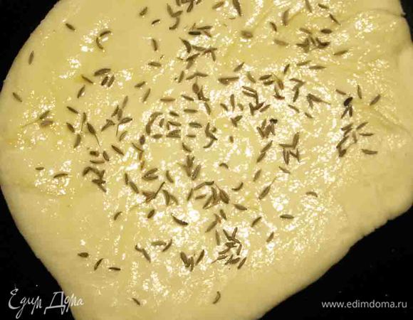 Смазываем маслом и посыпаем тмином. Отправляем в заранее разогретую духовку до 200 градусов. Печем 15-20 минут пока лепешки не станут золотистого цвета. Готовые лепешки посыпать зеленью. Так же готовим и вторую часть теста). Получается 8 лепешек