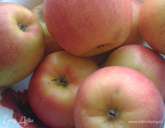 Яблоки помыть. У меня яблоки из супермаркета, поэтому восковую пленку я очень тщательно мою кипятком.