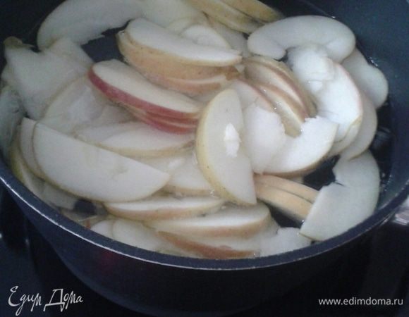 В один литр воды добавить 3 ложки белого сахара. Воду закипятить, затем опустить яблоки и проварить 3 минуты несколькими партиями. 