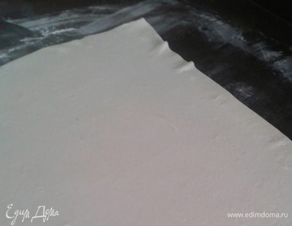 Тесто раскатать тонко примерно 1 мм толщиной. 