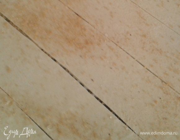 Нарезать полоски шириной  около 5 см. Из одного листа получается 7 штук.
Из трех зернышек кардамона вытащить семечки, растолочь в ступке. Смешать  коричневый сахар,  кардамон и молотую корицу. Обильно посыпать тесто пряно-сахарной смесью.