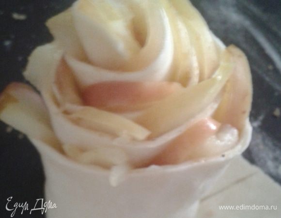 Розочки установить на свободном от яблок крае.