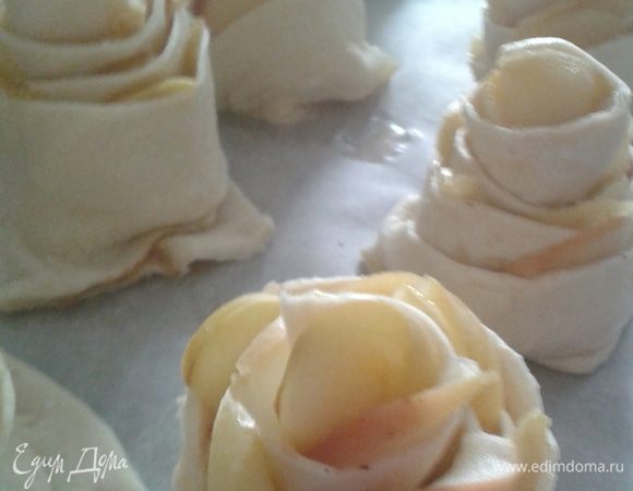 Далее поставить на противень,  застеленный  пергаментной бумагой.