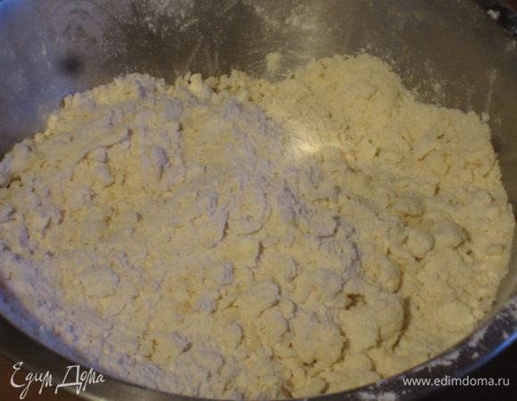 Муку просеять. Добавить сливочное масло, нарезанное кусочками, разрыхлитель и  растереть в крошку.