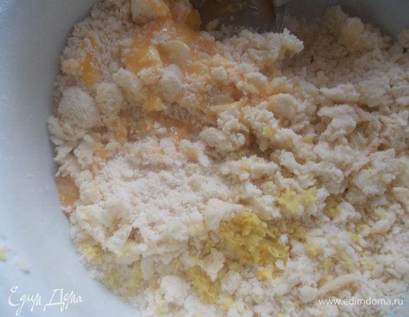 Приготовим тесто,для этого разотрем в крошку муку и масло,добавим желток, чайную ложку лимонного сока и цедру половины лимона.