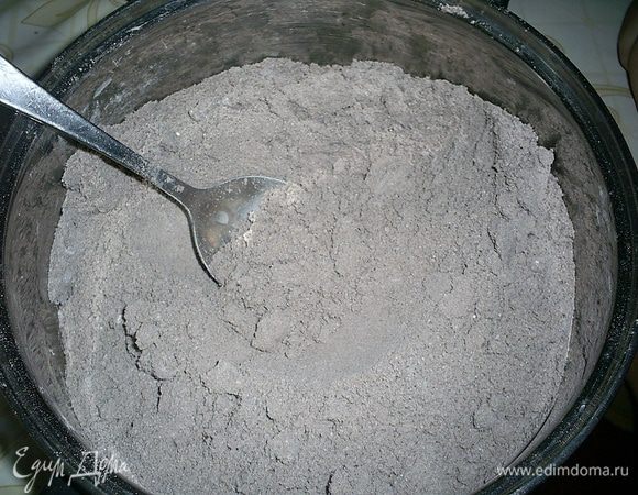 Нам понадобиться миндальная мука. Ее можно купить готовую, а можно почистить от шкурки миндаль и смолоть его небольшими порциями в кофемолке с добавлением сахарной пудры из общего количества.
Миндальную муку смешиваем с сахарной пудрой и какао. Просеиваем и оставляем до востребования.