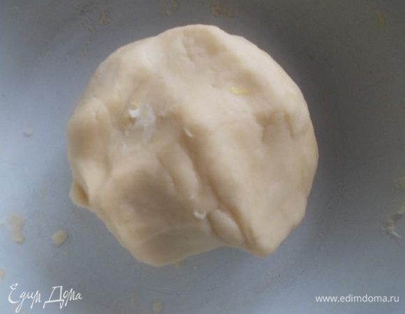 Замешиваем тесто и заворачиваем в пленку. Оставим в холоде на полчаса.