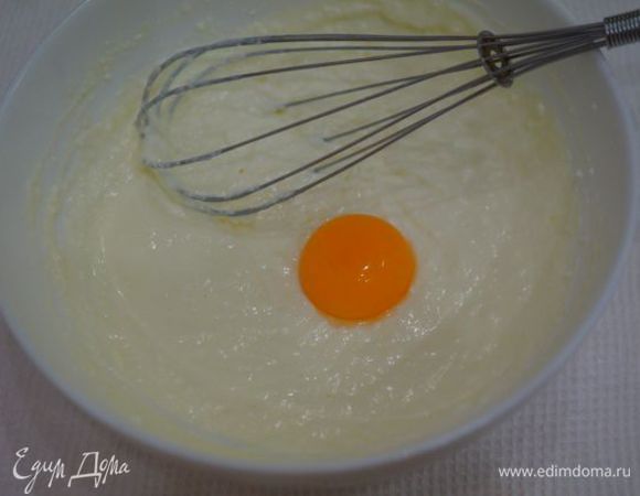 Вбить желток, добавить лимонный сок и соль.