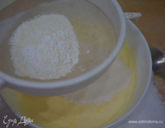 Просеять муку, крахмал и п.п.