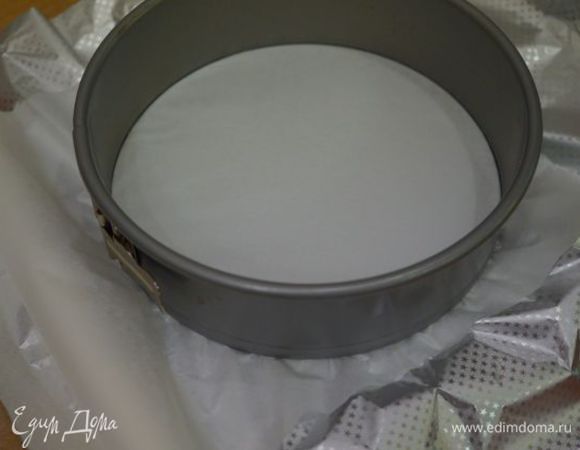 Разъемная форма 20 см, застелить крест-накрест фольгой, сверху пергамент, закрепить тортовое кольцо.